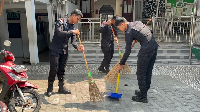 Brimob Polda Metro Jaya turun ke masjid di Cikini, berbagi Jumat Peduli dan bersih-bersih, Jumat (10/10/2025).