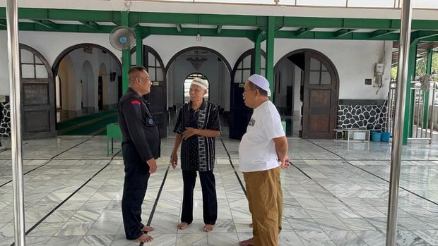 Brimob Polda Metro Jaya turun ke masjid di Cikini, berbagi 'Jumat Peduli' dan bersih-bersih, Jumat (10/10/2025).