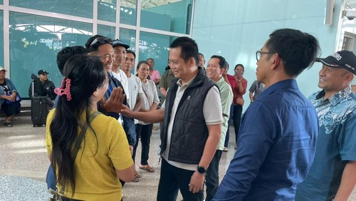 Bupati Jembrana, I Made Kembang Hartawan, mengantar dua PMI melalui program pinjaman tanpa jaminan dan bunga di Bandara Internasional I Gusti Ngurah Rai, Badung, Kamis (9/10/2025). (Dok. Pemkab Jembrana)