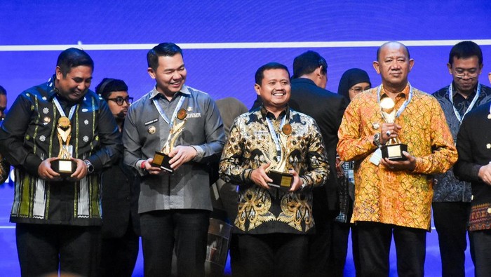 Bupati Sumedang Dony Ahmad Munir saat terima Tim Percepatan Akses Keuangan Daerah (TPAKD) Award 2025 sebagai TPAKD Terbaik Tingkat Kabupaten/Kota Wilayah Jawa-Bali.