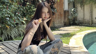 Momen Carmen Hearts2Hearts Mudik ke Bali, Santai Main Pasir di Pantai