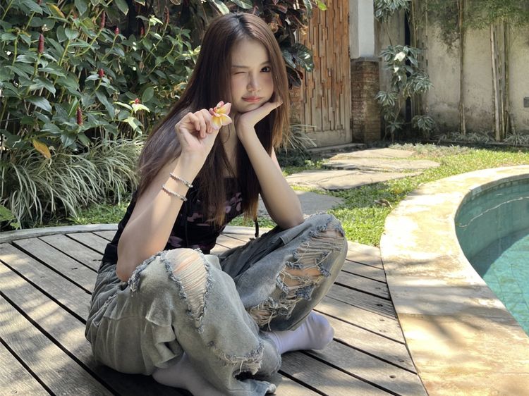 Momen Carmen Hearts2Hearts Mudik ke Bali, Santai Main Pasir di Pantai