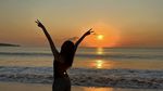 Momen Carmen Hearts2Hearts Mudik ke Bali, Santai Main Pasir di Pantai