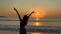 Siluet Carmen berpadu dengan sinar orange matahari yang akan terbenam. Selamat liburan Carmen.... Foto: Weverse Hearts2Hearts