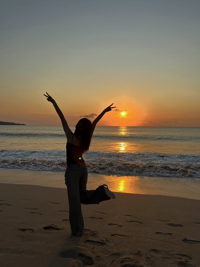 Ia pergi ke pantai untuk menikmati pemandangan sunset dan menghabiskan harinya di Bali Farm House. Penggemar turut berbahagia karena banyak yang menjaga privasi Carmen Hearts2Hearts meski berpapasannya dengannya. Foto: dok. Weverse Carmen Hearts2Hearts