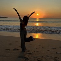 Ia pergi ke pantai untuk menikmati pemandangan sunset dan menghabiskan harinya di Bali Farm House. Penggemar turut berbahagia karena banyak yang menjaga privasi Carmen Hearts2Hearts meski berpapasannya dengannya. Foto: dok. Weverse Carmen Hearts2Hearts