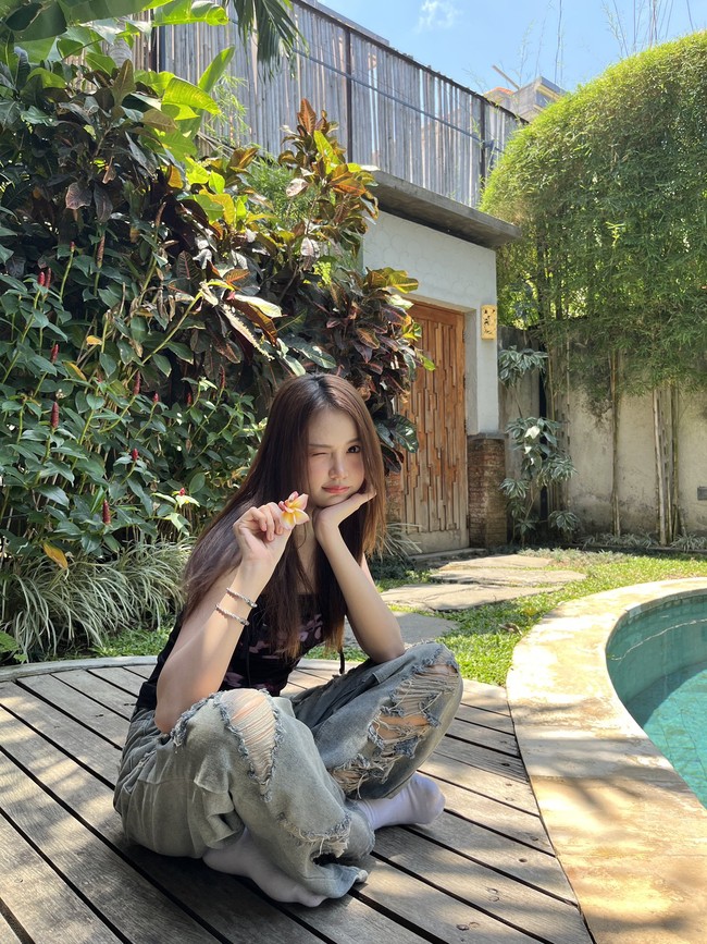 Idol KPop asal Indonesia, Carmen Hearts2Hearts mencuri perhatian penggemar usai membagikan foto-fotonya pulang kampung ke Bali. Foto: dok. Weverse Carmen Hearts2Hearts