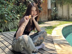 7 Potret Carmen Hearts2Hearts Pulkam ke Bali, Manglingi Bak Orang Korea