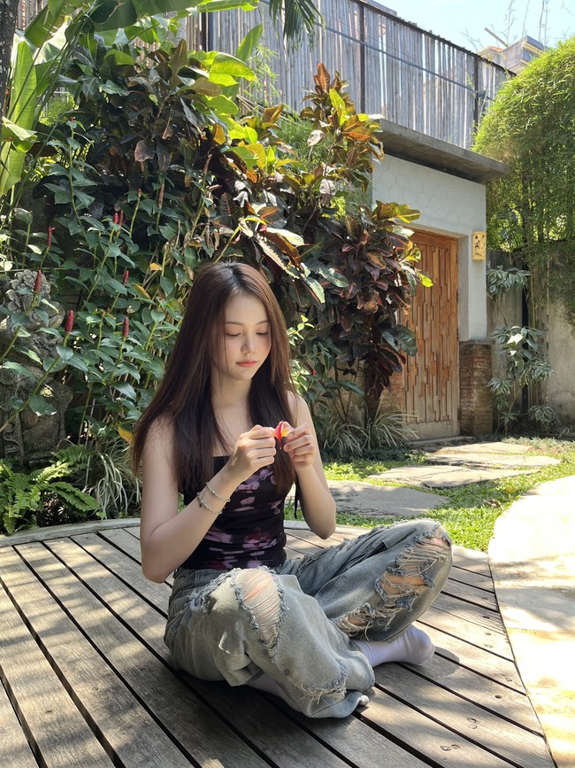 Setelah pulang kampung ke Bali, banyak penggemar yang menilai Carmen Hearts2Hearts tak lagi terlihat seperti warlok Bali, justru terlihat bak orang Korea sungguhan. Foto: dok. Weverse Carmen Hearts2Hearts
