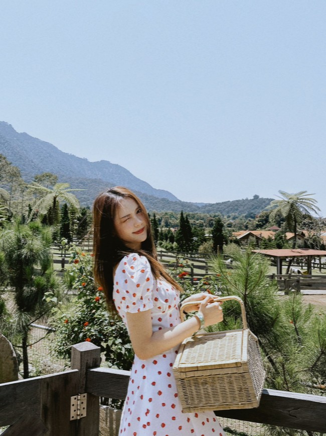 Lewat foto-foto yang dibagikan di Weverse, pemilik nama asli Nyoman Ayu Carmenita itu memperlihatkan suasana tropis khas Bali yang memesona. Foto: dok. Weverse Carmen Hearts2Hearts