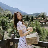 Lewat foto-foto yang dibagikan di Weverse, pemilik nama asli Nyoman Ayu Carmenita itu memperlihatkan suasana tropis khas Bali yang memesona. Foto: dok. Weverse Carmen Hearts2Hearts