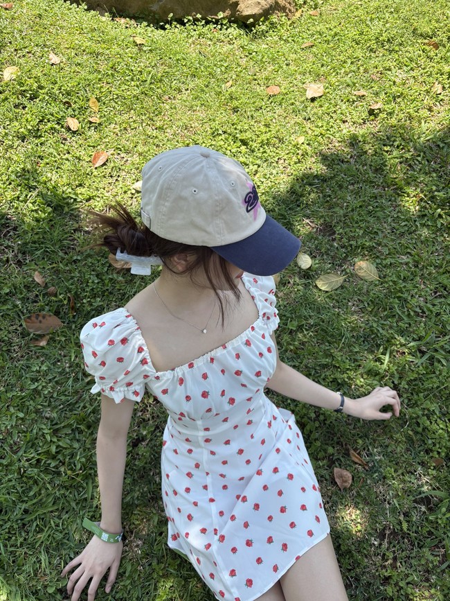 “Skincare dan makeup korea emang sengaruh itu apa ya, sampe dia udah gak keliatan kek orang indo lagi,” “carmen klo di korea mukanya indo bgt diantara yg lain tp klo lg balik indo mukanya korea bgt😭😭😭” komentar sejumlah penggemar. Foto: dok. Weverse Carmen Hearts2Hearts