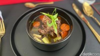 Wagyu Ribs Cingke Broth disajikan dengan kuah yang agak berminyak dan penuh rempah. Aroma dan rasa cengkehnya sangat pekat. Paduan iga wagyu ini juga sangat nikmat, karena terasa begitu empuk. Foto: Yenny Mustika Sari/detikcom