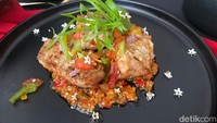 Menu Cingke Glazed Bluefin Tuna berupa ikan tuna sirip biru yang dipanggang dengan bumbu olesan cabe bercampur minyak cengkeh. Aroma cengkeh itu langsung tercium dan memberikan sensasi pedas yang nendang di lidah karena dipadukan dengan bumbu rica. Foto: Yenny Mustika Sari/detikcom