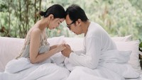 Dearly Joshua menilai netizen yang menganggap Ari Lasso galak adalah kesalahan besar. Kita sudah kenal lama sebagai teman, gaya kita sehari-hari layaknya teman, hal-hal kayak gitu sebuah candaan yang biasa bagi kita, hari-hari kita suka saling teriak, aku pun suka marah-marah dan teriakin dia, lalu sama-sama ketawa, nangis bareng, tulisnya. (Foto: dok Instagram dearlydjoshua)