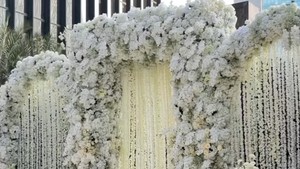 Kursi tamu pernikahan mereka seharga Rp 3 juta per kepala, intimate tapi fancy banget. Foto: TikTok/@bridestory