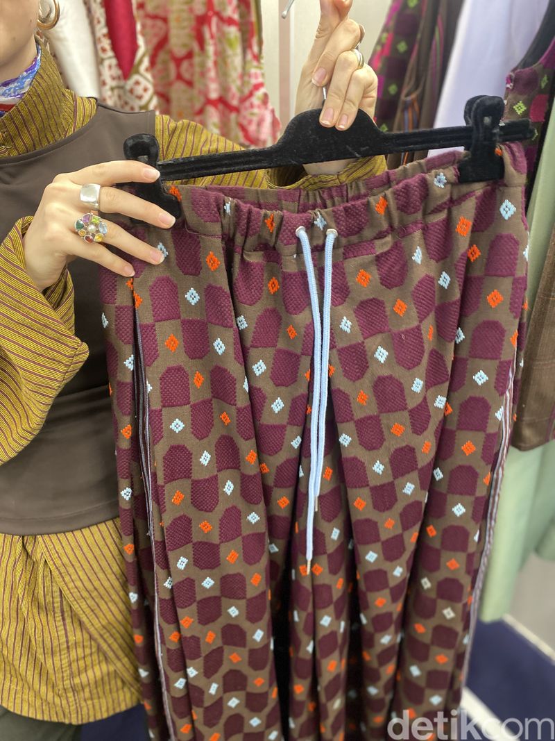 Desainer Prancis Belajar Batik dan Tenun Lewat Program Pintu Residency 2025