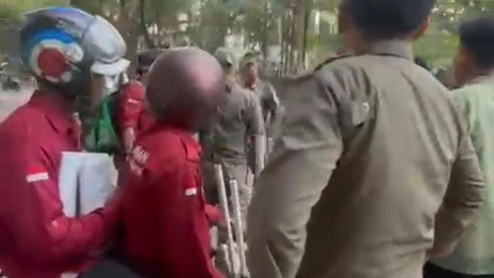 Dinsos Makassar bersama Satpol PP Makassar mengamankan komplotan oknum relawan (seragam merah) galang donasi fiktif.