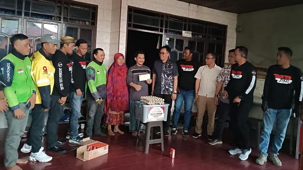 Dirintelkam Polda Sulsel Kombes Hajat Mabrur membesuk 3 driver ojol yang sedang sakit di Makassar dan Maros. Dokumen Istimewa