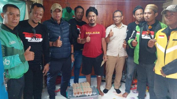 Dirintelkam Polda Sulsel Kombes Hajat Mabrur membesuk 3 driver ojol yang sedang sakit di Makassar dan Maros. Dokumen Istimewa