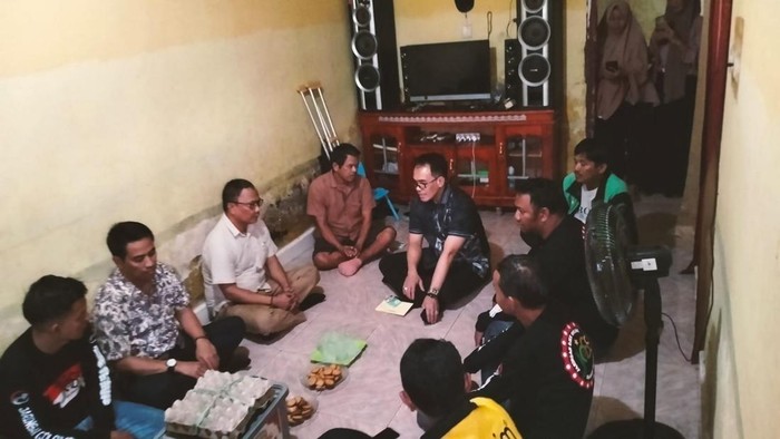 Dirintelkam Polda Sulsel Kombes Hajat Mabrur membesuk 3 driver ojol yang sedang sakit di Makassar dan Maros. Dokumen Istimewa