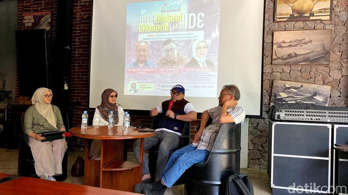 Diskusi Ikatan Wartawan Ekonomi Bisnis (IWEB) di Bandung