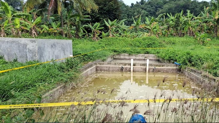 DLH Bogor segel pabrik pakan ternak yang mencemari anak Sungai Cileungsi.