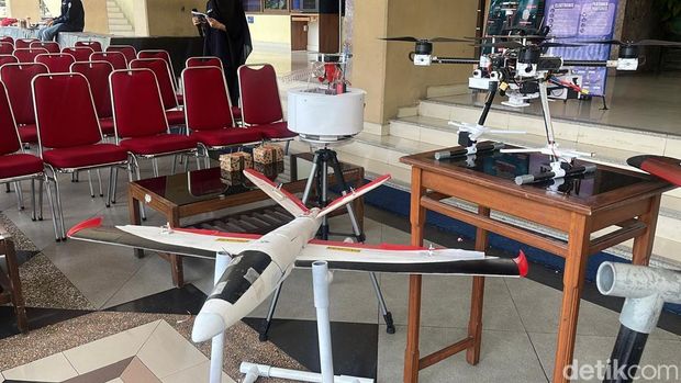 obot drone yang diciptakan mahasiswa UNS tanggap bencana dipamerkan di rektorat UNS, Jumat (10/10/2025)