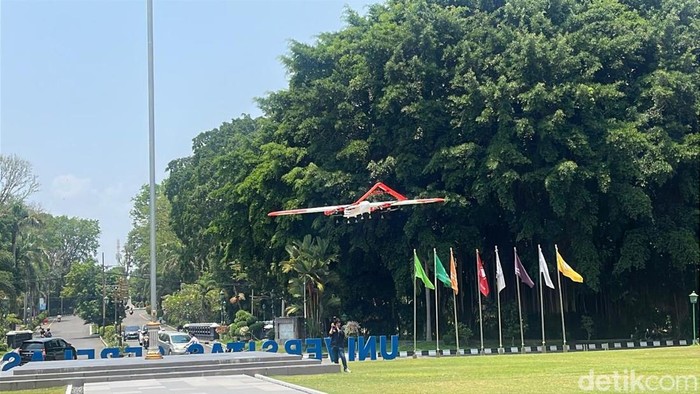 obot drone yang diciptakan mahasiswa UNS tanggap bencana dipamerkan di rektorat UNS, Jumat (10/10/2025)