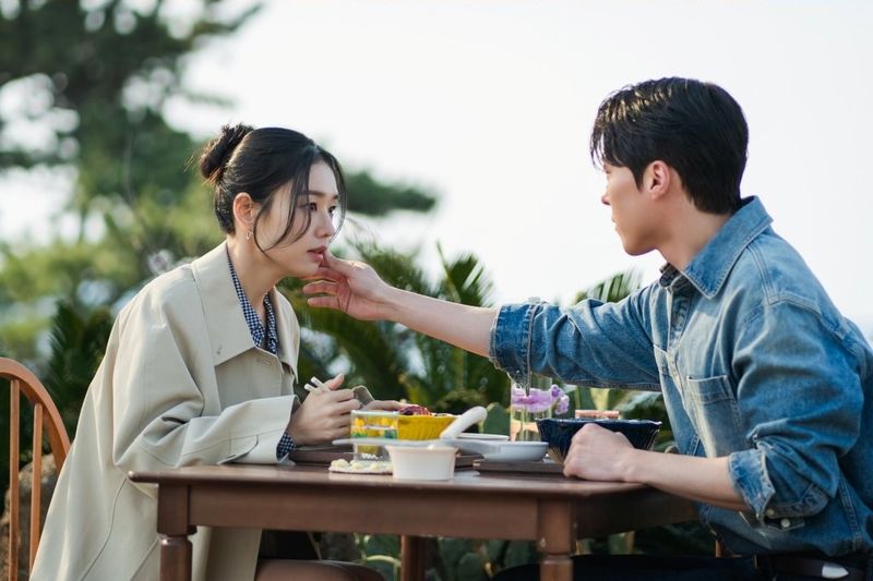 Aktris Ahn Eun Jin dan aktor Jang Ki Yong dalam drama Korea terbaru 2025 SBS Dynamite Kiss.