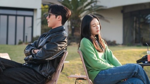 Aktris Ahn Eun Jin dan aktor Jang Ki Yong dalam drama Korea terbaru 2025 SBS Dynamite Kiss.