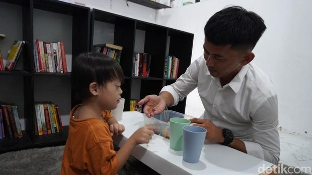 Edi Purnomo Founder Yayasan Bina Insani mengajar anak berkebutuhan khusus sejak 2015 dan saat ini sudah 26 anak belajar di sana