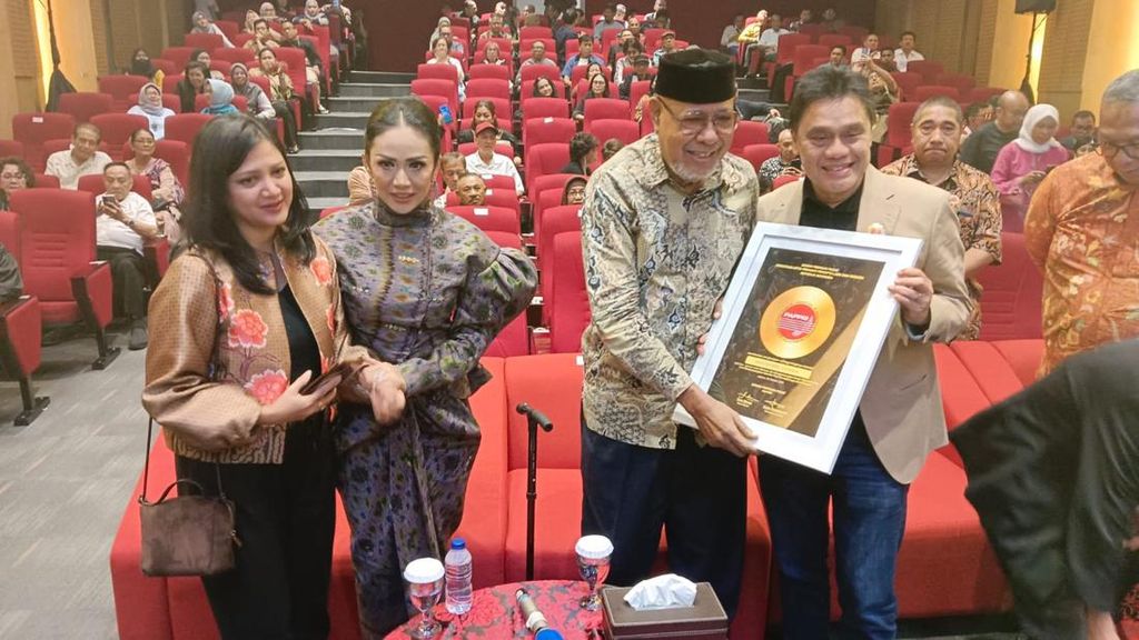 Enteng Tanamal Rilis Buku Biografi di Usia 81 Tahun, Didukung Kris Dayanti