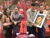 Enteng Tanamal Rilis Buku Biografi di Usia 81 Tahun, Didukung Kris Dayanti