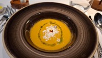 Ada juga penyajian sup dingin khas Spanyol bernama gazpacho. Berbahan utama tomat, rasa manis dan asamnya seimbang. Ditambah dengan taburan feta cheese yang bikin makin creamy. Foto: Diah Afrilian/detikcom
