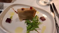 Chef Alejandro juga menyajikan foie gras dengan cara yang unik. Foie gras yang creamy diapit dengan sweet bread tuile yang renyah, rasanya seperti makan sandwich. Foto: Diah Afrilian/detikcom