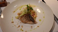 Chef Degan yang piawai menyajikan makanan Indonesia muncul dengan barramundi bakarnya. Ikan yang dibakar hingga smokey disajikan dengan parutan mangga muda, dan kucuran saus yang terbuat dari apel Malang, jeruk nipis, serta cacahan cabai. Foto: Diah Afrilian/detikcom