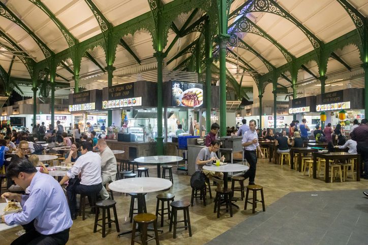 7 Etiket Makan di Food Court Agar Nyaman Tanpa Mengganggu Orang
