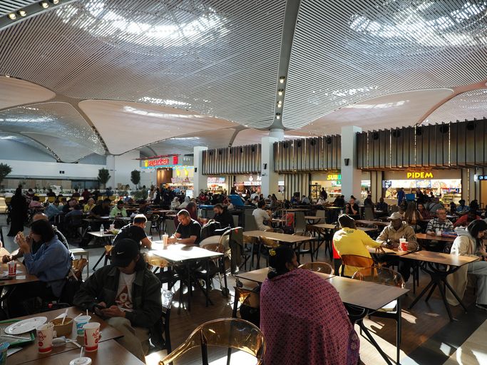 7 Etiket Makan di Food Court Agar Nyaman Tanpa Mengganggu Orang