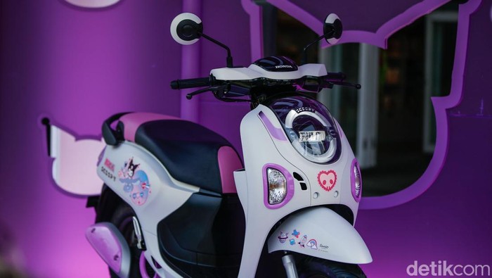 Gemasnya Wajah Scoopy Kuromi Terbaru PT Astra Honda Motor (AHM) menghadirkan Honda Scoopy edisi terbatas Kuromi di Sarinah, Jakarta, Jumat (10/10/2025).