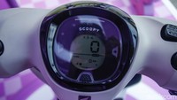 Honda Scoopy x Kuromi juga tetap dibekali fitur modern khas Scoopy, seperti console box berkapasitas 4 liter yang praktis untuk penyimpanan.  