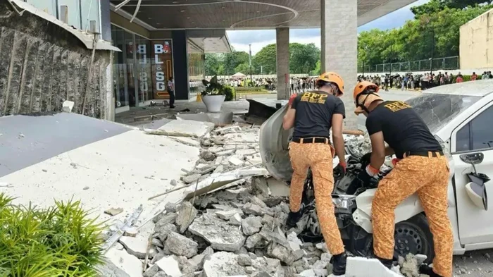 Gempa M 7,4 di Filipina mengakibatkan sejumlah kerusakan bangunan. Sebuah mobil rusak akibat tertimpa material bangunan.