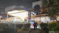 Bangunan megah yang sempat menjadi tujuan favorit masyarakat untuk berbelanja dan bersantai itu, kini sebagian besar dipenuhi ruko-ruko tutup, cat dinding yang mulai kusam, serta lorong-lorong yang senyap tanpa langkah kaki pengunjung.