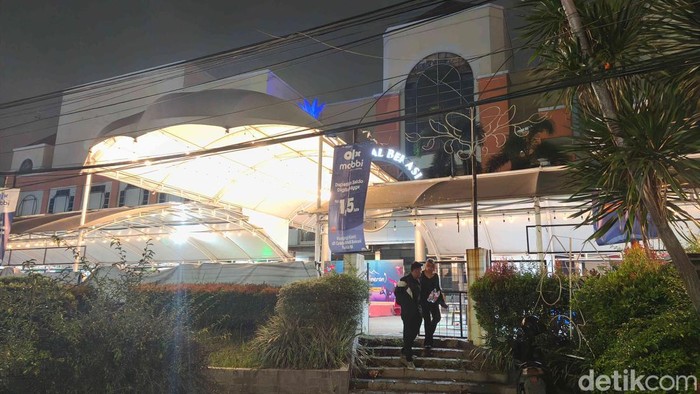Suasana terkini  Grand Mall Bekasi yang tutup di kawasan Bekasi Kota, Jawa Barat, Jumat (10/10/2025).