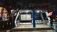 Bagi sebagian warga Bekasi, Grand Mall bukan sekadar tempat belanja, melainkan bagian dari kenangan masa lalu — tempat nongkrong, menonton film, hingga sekadar berjalan-jalan bersama keluarga. Kini, semua itu tinggal kenangan yang tersisa dalam bayangan dinding-dinding kosong dan papan toko yang tertutup rapat.