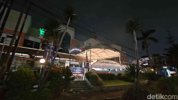 Grand Mall Bekasi Tinggal Kenangan Suasana terkiniΒ Grand Mall Bekasi yang tutup di kawasan Bekasi Kota, Jawa Barat, Jumat (10/10/2025).