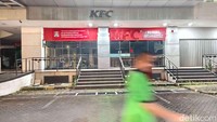 Tak banyak lagi kendaraan parkir di halaman depan, dan hanya sesekali terlihat orang melintas untuk menuju ruko di luar bangunan utama.