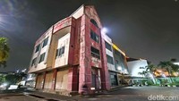 Di luar area mal, memang masih ada beberapa ruko yang bertahan. Beberapa di antaranya menjual perlengkapan elektronik, makanan ringan, dan kebutuhan rumah tangga. Namun jumlahnya bisa dihitung dengan jari.