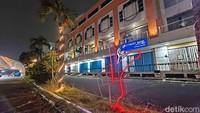 Aktivitas di ruko-ruko tersebut pun tampak lesu. Hanya sesekali ada kendaraan yang berhenti, lalu pergi lagi tanpa ada transaksi terjadi. Kondisi Grand Mall Bekasi yang sepi ini menjadi cerminan perubahan perilaku masyarakat dalam berbelanja.