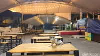 Menurut keterangan beberapa warga sekitar, Grand Mall Bekasi sudah tutup sejak tahun lalu. Sejak saat itu, kawasan yang dulunya ramai oleh kendaraan dan pejalan kaki perlahan berubah menjadi area yang sepi.